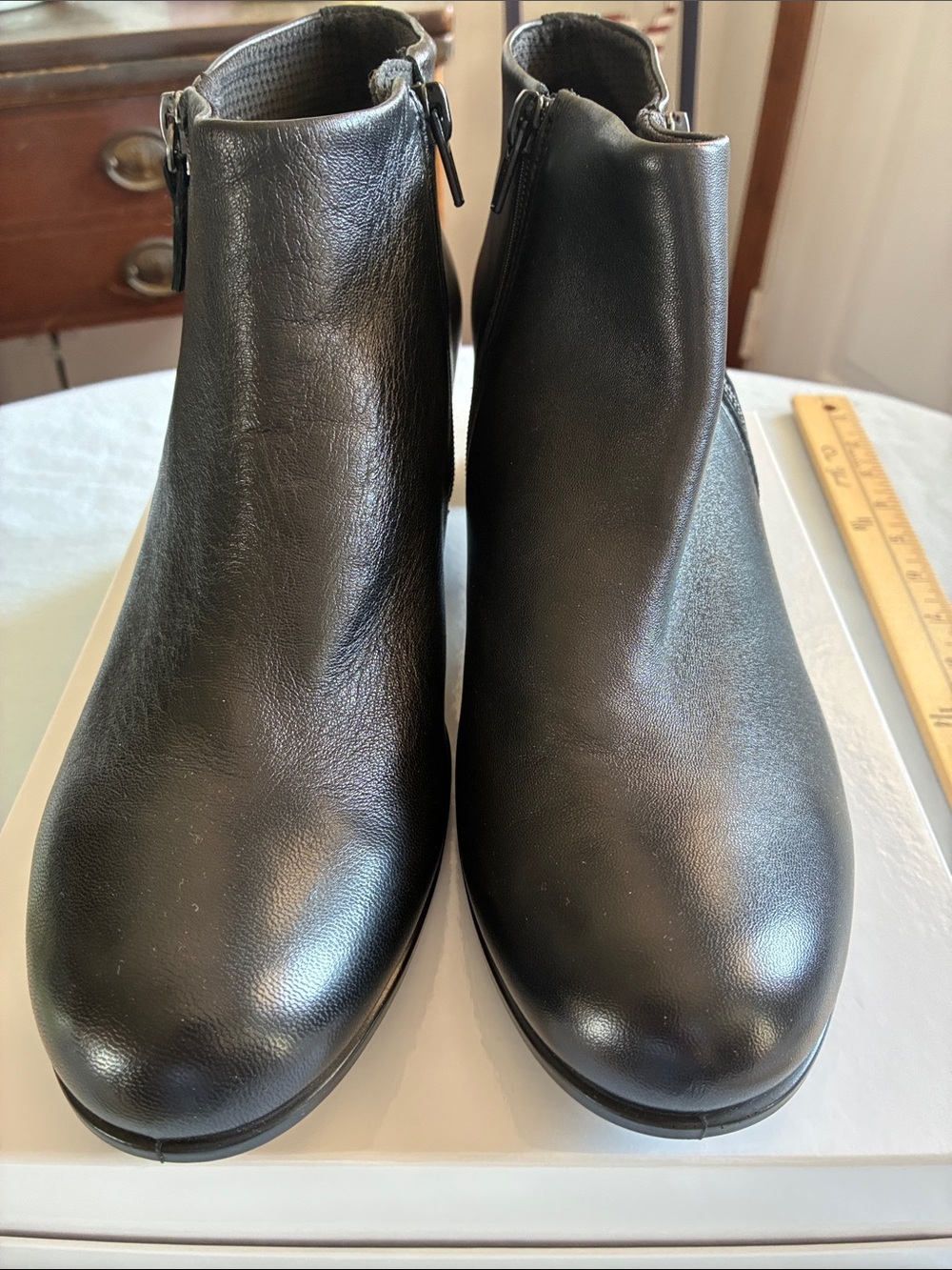 Ecco Black Leather Ankle Booties with Side Zip Pull Size 11